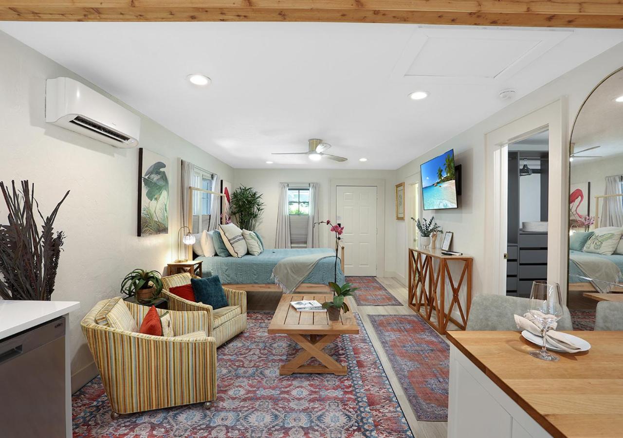 The Poe - Stylish In Downtown Apartment *
